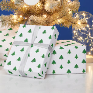 Moderne, eenvoudige, groene kerstbomen op wit cadeaupapier
