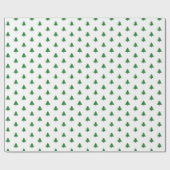 Moderne, eenvoudige, groene kerstbomen op wit cadeaupapier (Vlak)