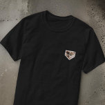 Moderne Eenvoudige Grunge Aangepaste Badge Huisdie T-shirt<br><div class="desc">Dit eenvoudige en klassieke ontwerp is samengesteld uit serif typografie en voegt een douanefoto toe.</div>
