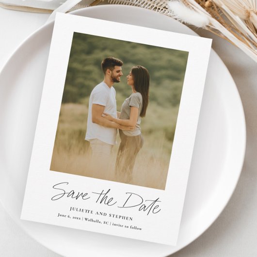 Moderne eenvoudige huwelijksfoto met script save the date
