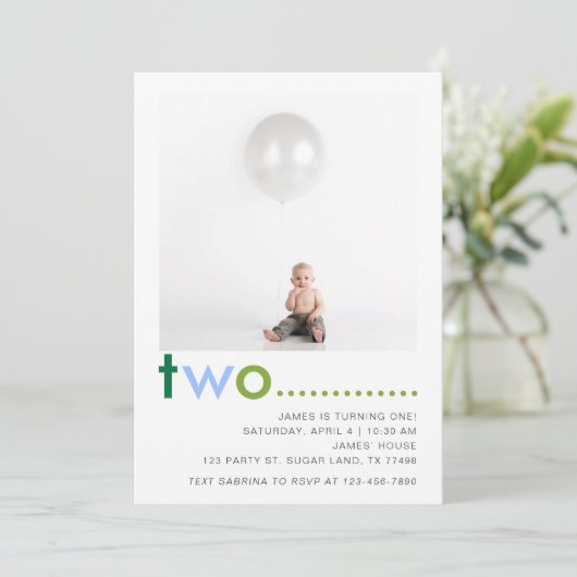 Moderne eenvoudige jongens @nd Birthday Uitnodigin Kaart (Staand voorkant)