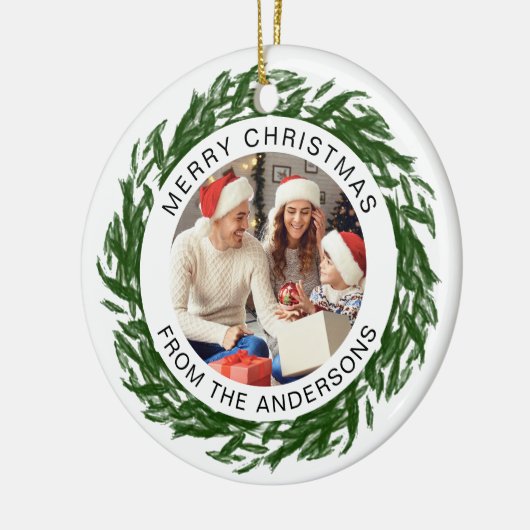 Moderne Eenvoudige Kerstkrans Familiefoto Keramisch Ornament (Links)