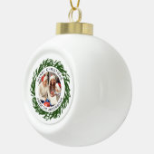 Moderne Eenvoudige Kerstkrans Familiefoto Keramische Bal Ornament (Rechts)