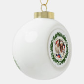 Moderne Eenvoudige Kerstkrans Familiefoto Keramische Bal Ornament (Links)