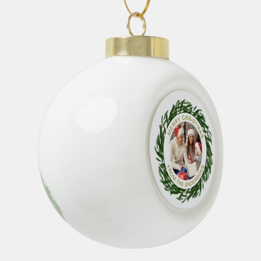 Moderne Eenvoudige Kerstkrans Familiefoto Keramische Bal Ornament (Links)