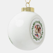Moderne Eenvoudige Kerstkrans Familiefoto Keramische Bal Ornament (Links)