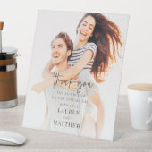 Moderne eenvoudige minieme camouflage bedankt reclamebord met voetstuk (Insitu)