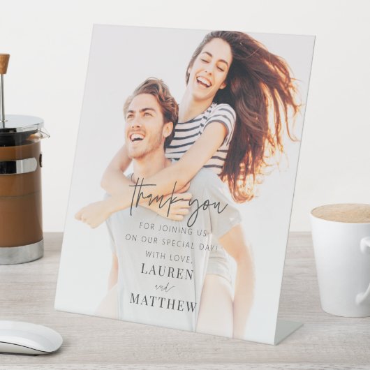 Moderne eenvoudige minieme camouflage bedankt reclamebord met voetstuk (Insitu)