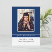 Moderne Eenvoudige Minimale Blauwe Witte Afstudeer Aankondiging (Staand voorkant)