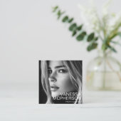 Moderne eenvoudige minimalistische professionele f vierkante visitekaartje (Staand voorkant)