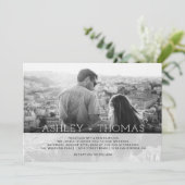 Moderne eenvoudige overlay monogram foto bruiloft kaart (Staand voorkant)