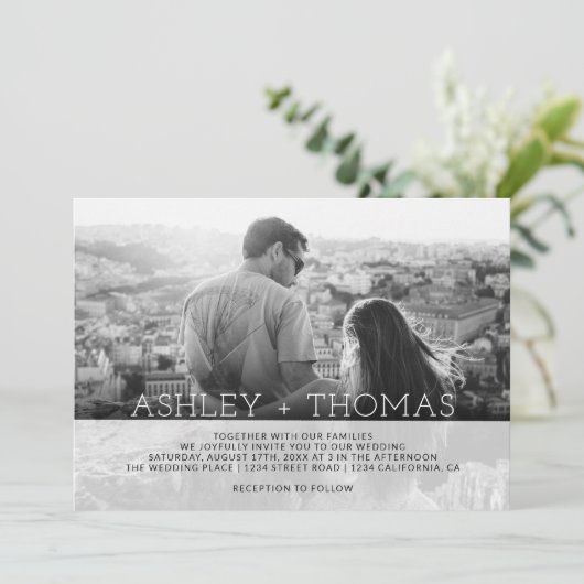 Moderne eenvoudige overlay monogram foto bruiloft kaart (Staand voorkant)