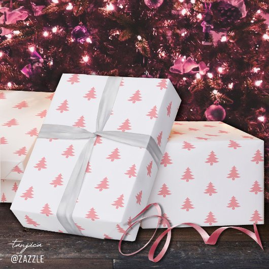 Moderne eenvoudige roze kerstbomen op wit cadeaupapier
