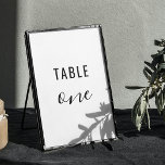 Moderne eenvoudige schone minimalistische typograf kaart<br><div class="desc">Zwart-wit eenvoudige schone typografie trouwtafel nummer. Geschikt voor minimalistische moderne bruiloft thema. Neem contact met me op als je extra items nodig hebt.</div>