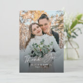 Moderne eenvoudige script foto bruiloft bedankkaart (Staand voorkant)