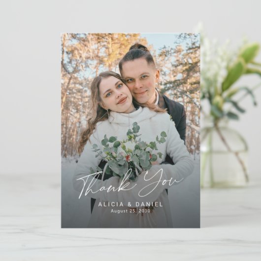 Moderne eenvoudige script foto bruiloft bedankkaart (Staand voorkant)