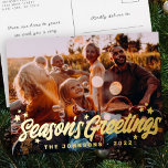 Moderne eenvoudige speelse groetjes Sterren Folie Feestdagen Briefkaart<br><div class="desc">Het ontwerp bestaat uit een eenvoudige speelse cursieve typografie met sterren. Voeg de naam,  het jaar en het aangepaste bericht van uw familie toe. Hier te vinden op: http://www.zazzle.com/store/selectpartysupplies</div>