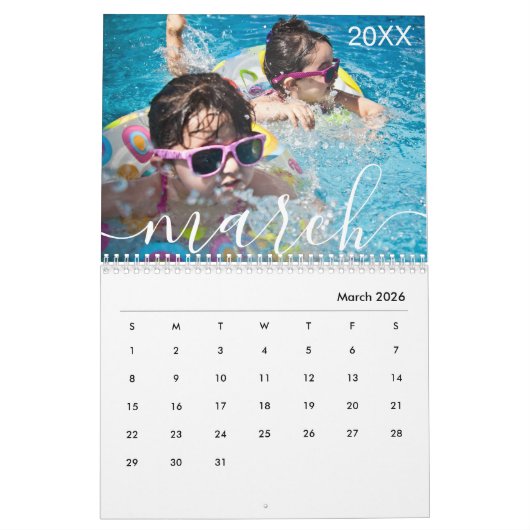 Moderne eenvoudige speelse script aangepaste famil kalender (Mar 2026)