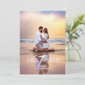 Moderne Eenvoudige Strand Zonsondergang Koppel Fot Save The Date (Staand voorkant)