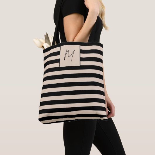 Moderne eenvoudige strepen monogram tote bag (Dichtbij)