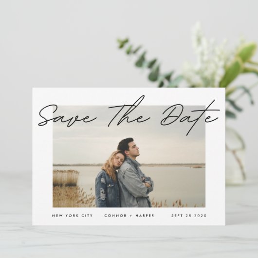 Moderne eenvoudige tekstrand witte foto zwart-wit  save the date (Staand voorkant)