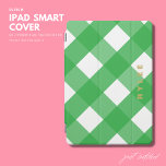 Moderne Eenvoudige Trendy Groene Gingham Monogram iPad Pro Cover<br><div class="desc">De iPad Smart Hoesje met een heldergroen gingampatroon en een eenvoudige monogram met goudtint is het perfecte accessoire voor elke tech-savvy individu. Het levendige gingham-ontwerp voegt een pop van kleur en persoonlijkheid toe aan uw iPad, terwijl de strakke smart cover uw toestel beschermt tegen krassen en schade. Het gouden toonmonogram...</div>