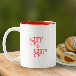 Moderne eenvoudige trendy typografie zit en nipt t tweekleurige koffiemok