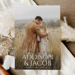 Moderne eenvoudige type namen foto bruiloft save the date<br><div class="desc">Modern Simple Type Namen Photo Wedding Save the Date toont uw full size verloving foto om uw aanstaande bruiloft aan te kondigen. Moderne typografie creëer is een elegante en minimale uitnodiging.</div>