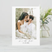 Moderne, eenvoudige, typografische bruiloft save the date (Staand voorkant)