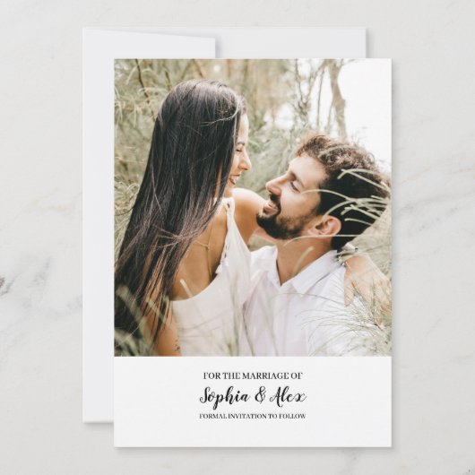 Moderne, eenvoudige, typografische bruiloft save the date (Achterkant)