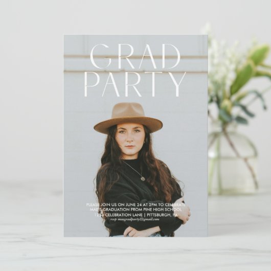 Moderne Eenvoudige Uitnodiging van het Afstudeerfe (Staand voorkant)