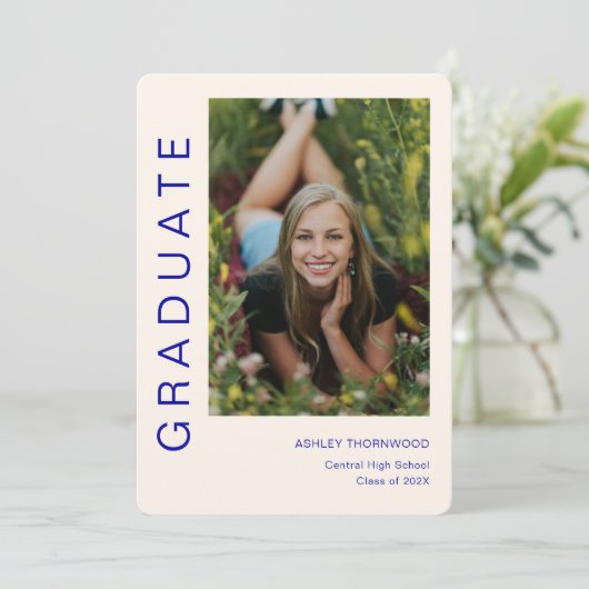 Moderne Eenvoudige Verticale Foto Afstudeerfeest Kaart (Staand voorkant)