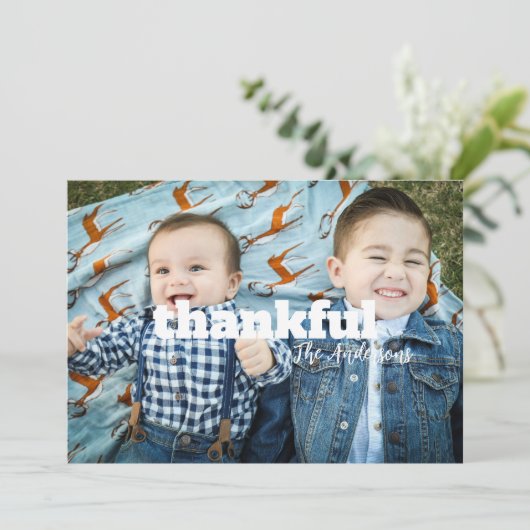 Moderne eenvoudige vetgedrukte tekst Thanksgiving  Feestdagenkaart (Staand voorkant)