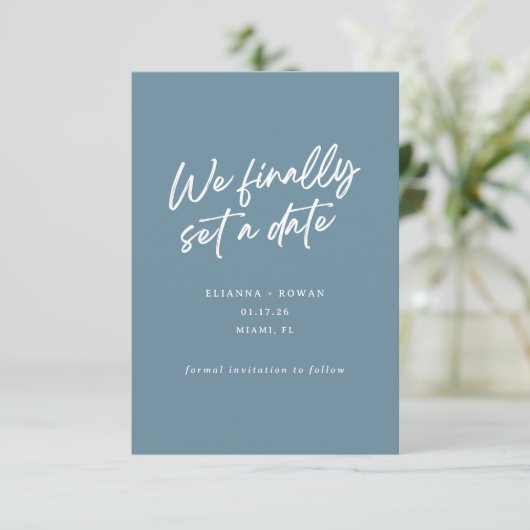 Moderne Eenvoudige We Hebben Eindelijk Een Datum H Save The Date (Staand voorkant)