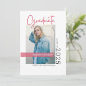 Moderne Eenvoudige Witte Blush Afstuderen Foto Kaart (Staand voorkant)