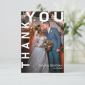 Moderne eenvoudige witte overlay tekst trouwfoto bedankkaart (Staand voorkant)