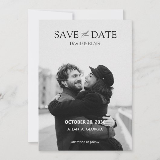 Moderne eenvoudige zwart-wit foto bruiloft save the date (Voorkant)