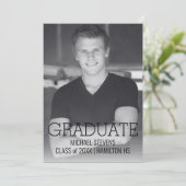 Moderne Eenvoudige Zwarte en Witte Afstudeerfeest Aankondiging (Staand voorkant)