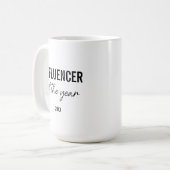 Moderne Eenvoudige Zwarte en Witte Script Influenc Koffiemok (Voorkant links)