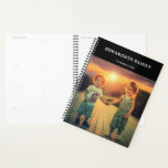 Moderne eenvoudige zwarte familie foto's monogram planner<br><div class="desc">Moderne zwarte familie foto monogram naam Planner. U kunt het personaliseren en uw eigen foto's toevoegen,  jouw namen en tekstjaar toevoegen.</div>