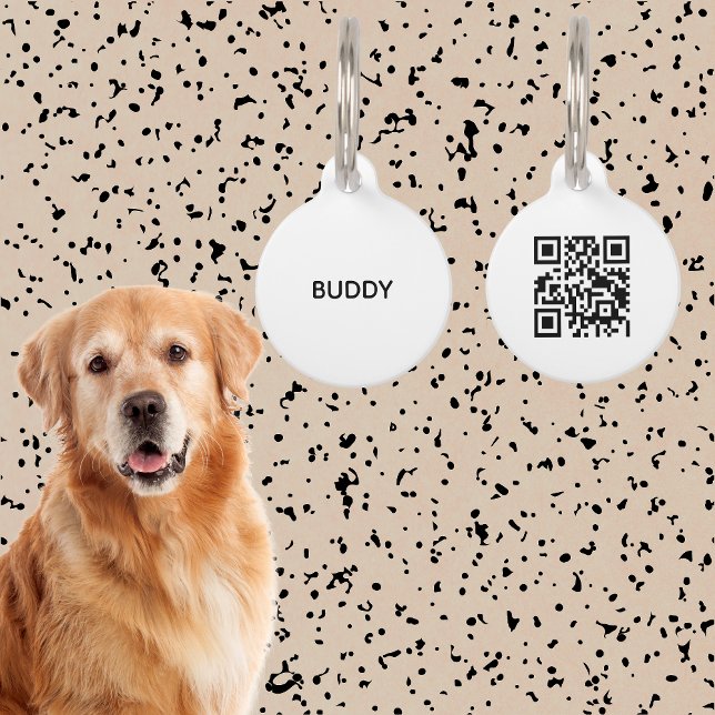 Moderne eenvoudige zwarte witte dog: scan me Qr-co Huisdierpenning (Creator heeft geüpload)
