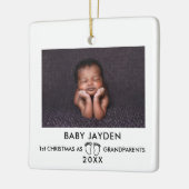 Moderne eerste Kerstmis als grootouders Foto Keramisch Ornament (Links)
