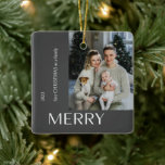 Moderne Eerste Kerstmis Familie Vrolijke Fotocolla Keramisch Ornament<br><div class="desc">Breng de eerste kerstdagen van uw familie tot leven met het Modern First Christmas Family Merry Photo Collage Xmas Tree Ornament! Deze stijlvolle en persoonlijke decoratie is de perfecte manier om je eerste vakantieseizoen als gezin te herdenken. Met vier foto's elegant ingedeeld in een moderne collage, kunt u het aanpassen...</div>