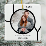 Moderne Eerste Kerstmis Foto Ceramic Ornam Keramisch Ornament<br><div class="desc">Dit moderne Ornament van de Foto van de Eerste Kerstmis is versierd met het woord JOY in het zwart op een witte achtergrond. Gemakkelijk aanpasbaar met uw foto en naam.</div>