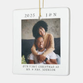 Moderne Eerste Kerstmis Getrouwd Foto Keramisch Ornament (Links)