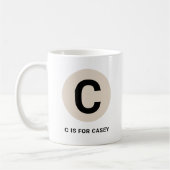 Moderne eerste mok – “C is voor [naam]” ontwerp (Links)