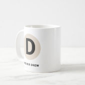 Moderne eerste mok – “D staat voor [Naam]” ontwerp (Voorkant links)