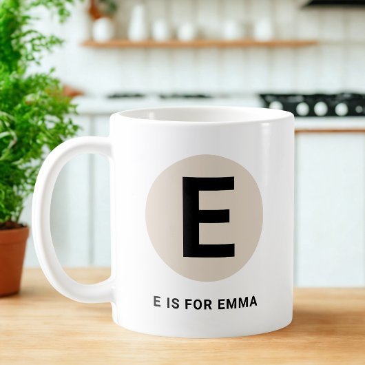 Moderne eerste mok – “E is voor [naam]” ontwerp