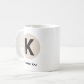 Moderne eerste mok – “K staat voor [naam]” ontwerp (Voorkant links)