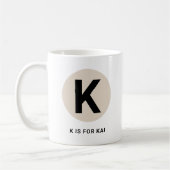 Moderne eerste mok – “K staat voor [naam]” ontwerp (Links)